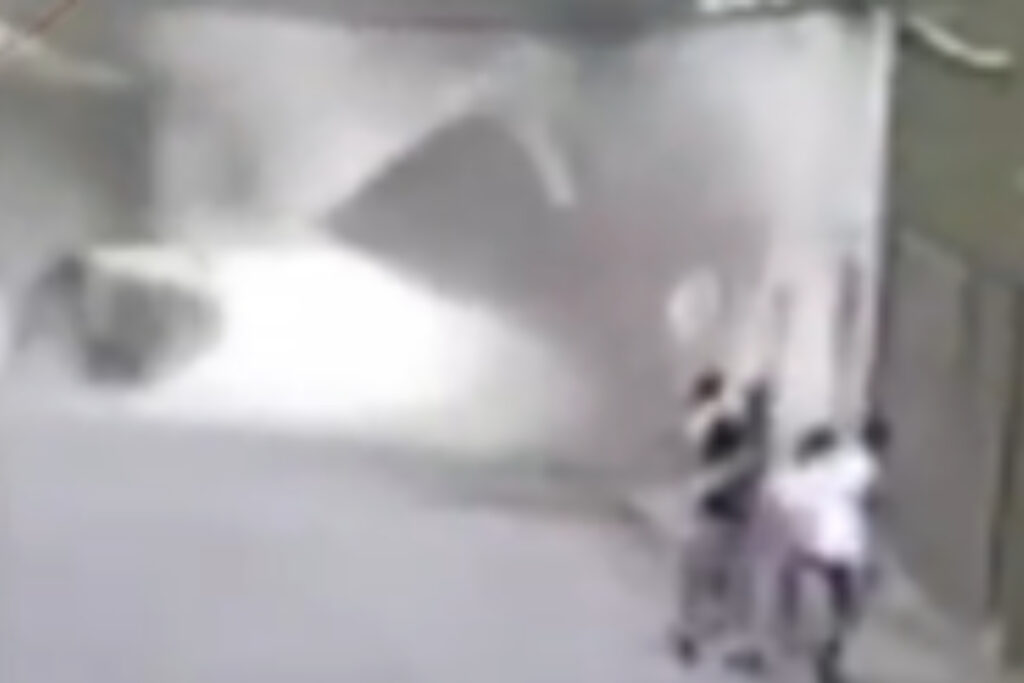 veja-momento-em-que-ex-jogador-do-botafogo-e-atingido-por-muro-no-rio